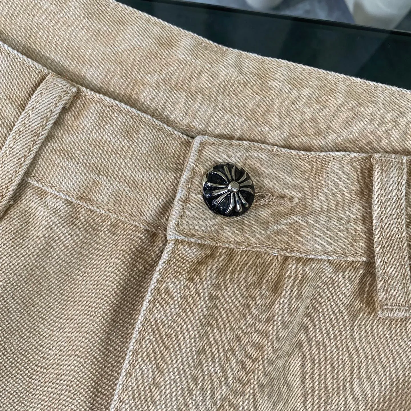 P270 CH Chromehearts limited edition blue and white cross-patched leather work jeans and denim logging pants. The counter price is 34W level. The patch is decorated with cross flowers and washed jeans! ! An absolutely high-end luxury product, a 1.9W-level god-level single product, a super popular product, made by top heavy industry, a magic weapon that cannot be missed! [About Zangyin] This is an extremely luxurious fashion brand that can also be called the aristocracy of the high street. It has always been an exclusive brand for some hipsters or rich second generations. Compared with ordinary high streets, it is more luxurious and noble. Compared with luxury brands, it is more fashionable and individual. It has always been a brand that I have a special liking for. [Top heavy industry fashion design] Consistently high-street luxury style. Speaking of this style, the Zangyin family and GU family are definitely the leading representative brands. Especially the Zangyin family has really achieved a state-of-the-art effect in creating high-street style. The unique washed material is used to create this style. The color system is already quite eye-catching. After it is decorated with patchwork cross flowers, it cleverly highlights the charm of the brand. Secondly, this style uses classic The high-waist cutting design highlights the long legs and fashionable temperament of the upper body. The brand is highly recognizable and the slim fit configuration is more suitable for daily wear. It is a product that interprets personality, fashion, and specifications at a glance. This single product is enough to make any fan excited. It can be a white T-shirt for a youthful college style, or a tight suspender for a royal style. It has strong matching ability and can be easily controlled by men.  [Materials and craftsmanship] Needless to say, this point goes without saying. As an excellent craftsman brand, Zangyin’s requirements for details and craftsmanship are really perfect. The washed color of this model has gone through so many processes, not to mention the embellishment of denim appliques. It is also purely hand-made and sewn. Just like what they believe in, only hand-made things have soul and have the meaning of wear. A top-notch heavy-duty fashionable denim item, I look forward to your perfect interpretation! !  Color: Khaki Size: 30-36